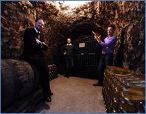 Description: Description: Carl-Edmund Sherman, douard et Jonathan Gauthier dans les caves de la maison Veuve J. Lanaud  Avize. (Photo Bernard Sivade)